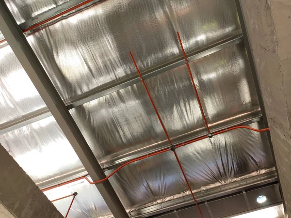 铝箔片被用作屋顶的保温材料 放置在屋顶层之下 它可以减少从阳光下传送到大楼的热量 — 图库照片
