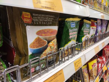 PenANG, MALAYSIA -HAZİRAN 5, 2021: Baharatlara odaklı seçilen ürünler ticari paketlerde satılır ve süpermarketteki raflarda sergilenir. Seçilmesini kolaylaştırmak için markaya ve yazıya göre sırala. 