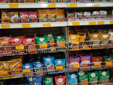 PenANG, MALAYSIA -HAZİRAN 5, 2021: Baharatlara odaklı seçilen ürünler ticari paketlerde satılır ve süpermarketteki raflarda sergilenir. Seçilmesini kolaylaştırmak için markaya ve yazıya göre sırala. 