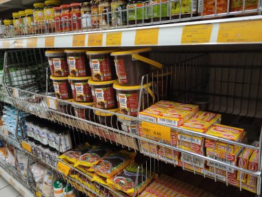 PenANG, MALAYSIA -HAZİRAN 5, 2021: Baharatlara odaklı seçilen ürünler ticari paketlerde satılır ve süpermarketteki raflarda sergilenir. Seçilmesini kolaylaştırmak için markaya ve yazıya göre sırala. 