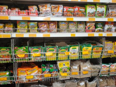 PenANG, MALAYSIA -HAZİRAN 5, 2021: Baharatlara odaklı seçilen ürünler ticari paketlerde satılır ve süpermarketteki raflarda sergilenir. Seçilmesini kolaylaştırmak için markaya ve yazıya göre sırala. 
