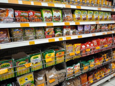 PenANG, MALAYSIA -HAZİRAN 5, 2021: Baharatlara odaklı seçilen ürünler ticari paketlerde satılır ve süpermarketteki raflarda sergilenir. Seçilmesini kolaylaştırmak için markaya ve yazıya göre sırala. 
