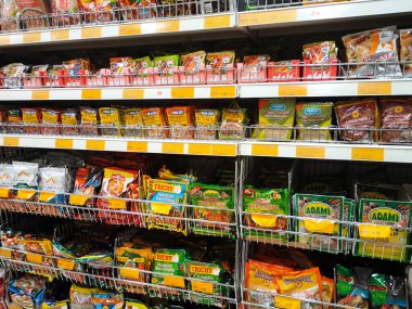 PenANG, MALAYSIA -HAZİRAN 5, 2021: Baharatlara odaklı seçilen ürünler ticari paketlerde satılır ve süpermarketteki raflarda sergilenir. Seçilmesini kolaylaştırmak için markaya ve yazıya göre sırala. 