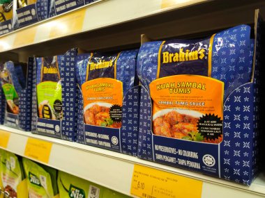 PenANG, MALAYSIA -HAZİRAN 5, 2021: Baharatlara odaklı seçilen ürünler ticari paketlerde satılır ve süpermarketteki raflarda sergilenir. Seçilmesini kolaylaştırmak için markaya ve yazıya göre sırala. 