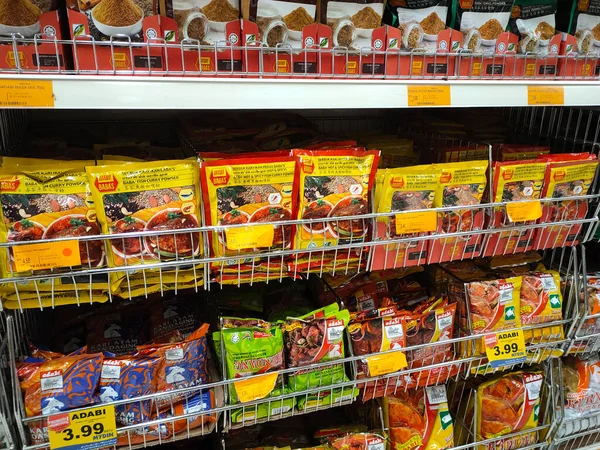 PenANG, MALAYSIA -HAZİRAN 5, 2021: Baharatlara odaklı seçilen ürünler ticari paketlerde satılır ve süpermarketteki raflarda sergilenir. Seçilmesini kolaylaştırmak için markaya ve yazıya göre sırala. 