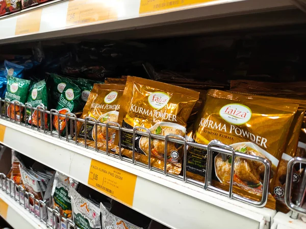 PenANG, MALAYSIA -HAZİRAN 5, 2021: Baharatlara odaklı seçilen ürünler ticari paketlerde satılır ve süpermarketteki raflarda sergilenir. Seçilmesini kolaylaştırmak için markaya ve yazıya göre sırala. 