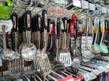 PENANG, MALAYSIA - 4 Mart 2021: Kaşıklar, kepçeler ve diğer pişirme aletleri satılığa çıkarıldı. Her biri alıcıların rahatlığı için fiyatlandırılmıştır..