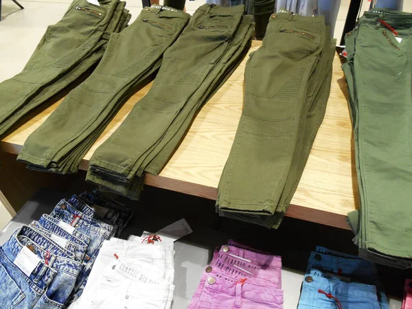 PENANG, MALAYSIA - 3 Mart 2021: Süpermarketlerde satılan çocuk ve yetişkin kıyafetlerine odaklanmış. Kategori ve boyuta göre sıralanır. Müşterilerin rahatlığı için fiyat etiketi yerleştirildi.