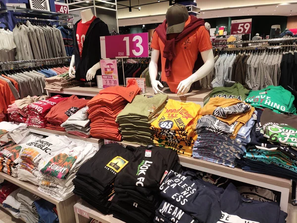 PENANG, MALAYSIA - 3 Mart 2021: Süpermarketlerde satılan çocuk ve yetişkin kıyafetlerine odaklanmış. Kategori ve boyuta göre sıralanır. Müşterilerin rahatlığı için fiyat etiketi yerleştirildi.