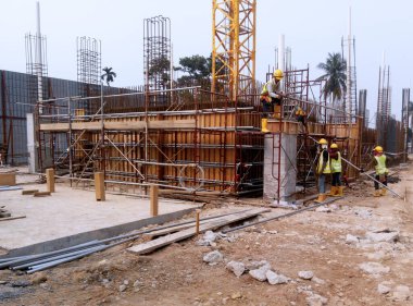 MALACCA, MALAYSIA - 16 Mart 2017: Johor, Malezya 'daki inşaat alanında kereste formu üreten inşaat işçileri. Form çalışmaları daha çok kereste ve kontraplaktan yapılmış.. 