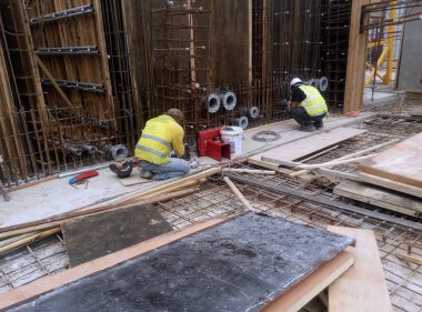 MALACCA, MALAYSIA - 16 Mart 2017: Johor, Malezya 'daki inşaat alanında kereste formu üreten inşaat işçileri. Form çalışmaları daha çok kereste ve kontraplaktan yapılmış.. 