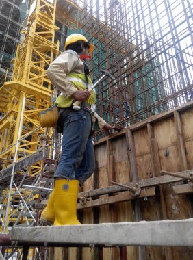 MALACCA, MALAYSIA - 16 Mart 2017: Johor, Malezya 'daki inşaat alanında kereste formu üreten inşaat işçileri. Form çalışmaları daha çok kereste ve kontraplaktan yapılmış.. 