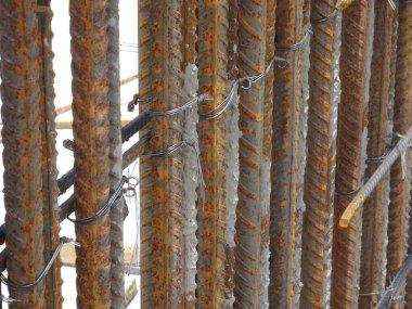 SEREMBAN, MALAYSIA -AĞUSTOS 05, 2017: İnşaat alanındaki betonun güçlendirilmesinde kullanılan çelik takviye çubuğu. Küçük kablolar kullanılarak birbirine bağlanmış..    