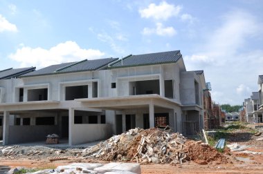 SENDAYAN, MALAYSIA - ŞUBAT 09, 2017: çift katlı lüks teras evi inşaatı Malezya 'da devam ediyor. Ev yapısı betondan, duvar da kil tuğladan yapılmış.. 