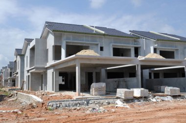 SENDAYAN, MALAYSIA - ŞUBAT 09, 2017: çift katlı lüks teras evi inşaatı Malezya 'da devam ediyor. Ev yapısı betondan, duvar da kil tuğladan yapılmış.. 