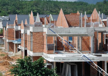 SENDAYAN, MALAYSIA - ŞUBAT 09, 2017: çift katlı lüks teras evi inşaatı Malezya 'da devam ediyor. Ev yapısı betondan, duvar da kil tuğladan yapılmış.. 