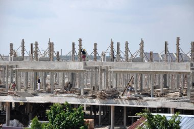 SENDAYAN, MALAYSIA - ŞUBAT 09, 2017: çift katlı lüks teras evi inşaatı Malezya 'da devam ediyor. Ev yapısı betondan, duvar da kil tuğladan yapılmış.. 