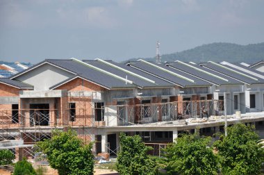 SENDAYAN, MALAYSIA - ŞUBAT 09, 2017: çift katlı lüks teras evi inşaatı Malezya 'da devam ediyor. Ev yapısı betondan, duvar da kil tuğladan yapılmış.. 