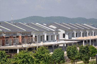 SENDAYAN, MALAYSIA - ŞUBAT 09, 2017: çift katlı lüks teras evi inşaatı Malezya 'da devam ediyor. Ev yapısı betondan, duvar da kil tuğladan yapılmış.. 