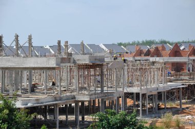 SENDAYAN, MALAYSIA - ŞUBAT 09, 2017: çift katlı lüks teras evi inşaatı Malezya 'da devam ediyor. Ev yapısı betondan, duvar da kil tuğladan yapılmış.. 