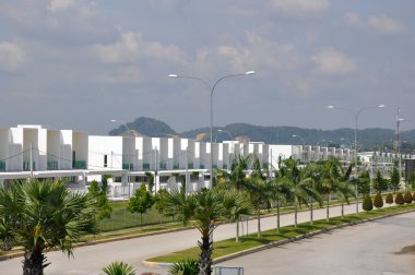 SENDAYAN, MALAYSIA -26 HAZİRAN 2017: Malezya 'nın Sendayan kentinde iki katlı lüks teras evi cephesi. Ev tamamlanmış ve işgal için hazırdı..