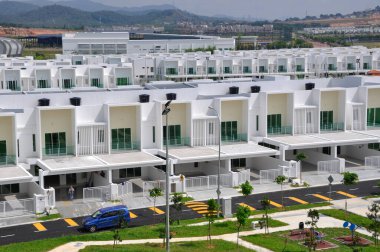 SENDAYAN, MALAYSIA -26 HAZİRAN 2017: Malezya 'nın Sendayan kentinde iki katlı lüks teras evi cephesi. Ev tamamlanmış ve işgal için hazırdı..