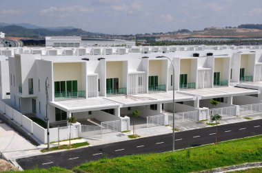 SENDAYAN, MALAYSIA -26 HAZİRAN 2017: Malezya 'nın Sendayan kentinde iki katlı lüks teras evi cephesi. Ev tamamlanmış ve işgal için hazırdı..
