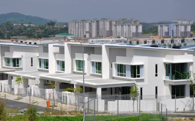 SENDAYAN, MALAYSIA -26 HAZİRAN 2017: Malezya 'nın Sendayan kentinde iki katlı lüks teras evi cephesi. Ev tamamlanmış ve işgal için hazırdı..
