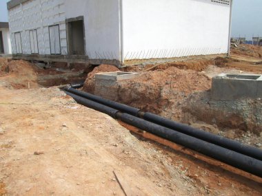 SEREMBAN, MALAYSIA - 24 Şubat 2017: İnşaat alanında işçiler tarafından döşenen yeraltı hizmet ve hizmet borusu.  
