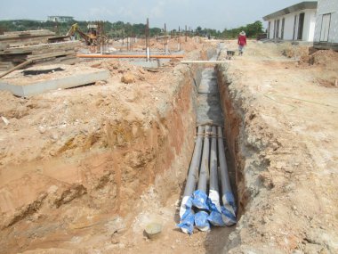 SEREMBAN, MALAYSIA - 24 Şubat 2017: İnşaat alanında işçiler tarafından döşenen yeraltı hizmet ve hizmet borusu.  
