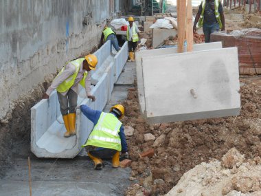 SEREMBAN, MALAYSIA - FEBRUARY 05, 2017: Malezya 'daki Seremban şantiyesinde inşaat halindeki yeraltı beton drenajı. 