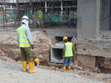SEREMBAN, MALAYSIA - FEBRUARY 05, 2017: Malezya 'daki Seremban şantiyesinde inşaat halindeki yeraltı beton drenajı. 