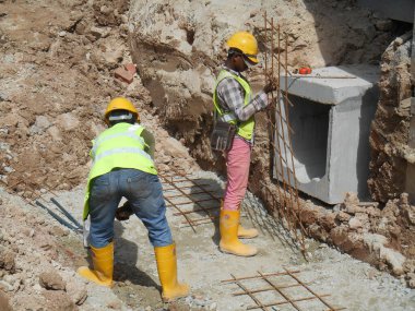 SEREMBAN, MALAYSIA - FEBRUARY 05, 2017: Malezya 'daki Seremban şantiyesinde inşaat halindeki yeraltı beton drenajı. 