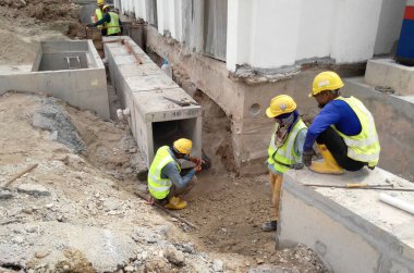 SEREMBAN, MALAYSIA - FEBRUARY 05, 2017: Malezya 'daki Seremban şantiyesinde inşaat halindeki yeraltı beton drenajı. 