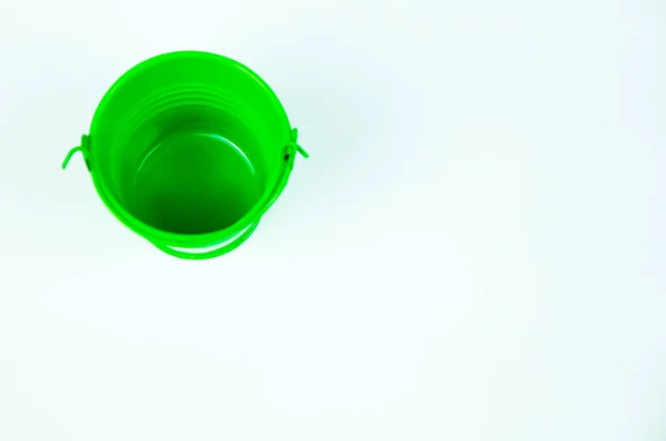 白色背景上隔离的绿色小桶 — 图库照片