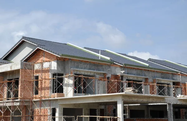 SENDAYAN, MALAYSIA - ŞUBAT 09, 2017: çift katlı lüks teras evi inşaatı Malezya 'da devam ediyor. Ev yapısı betondan, duvar da kil tuğladan yapılmış.. 