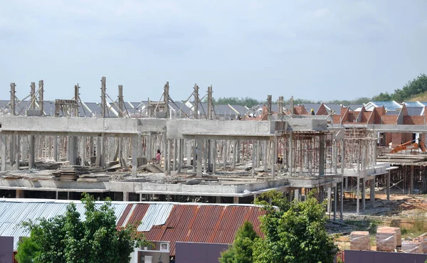 SENDAYAN, MALAYSIA - ŞUBAT 09, 2017: çift katlı lüks teras evi inşaatı Malezya 'da devam ediyor. Ev yapısı betondan, duvar da kil tuğladan yapılmış.. 