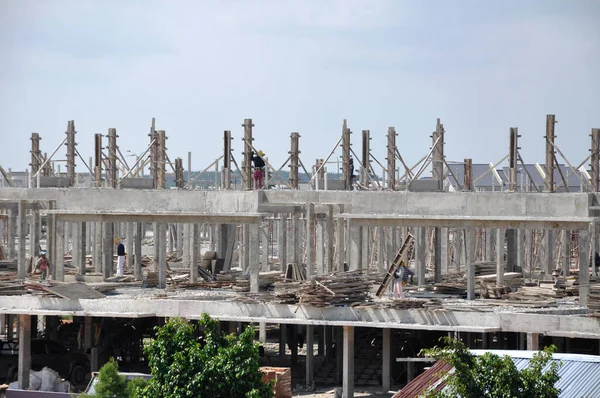 SENDAYAN, MALAYSIA - ŞUBAT 09, 2017: çift katlı lüks teras evi inşaatı Malezya 'da devam ediyor. Ev yapısı betondan, duvar da kil tuğladan yapılmış.. 