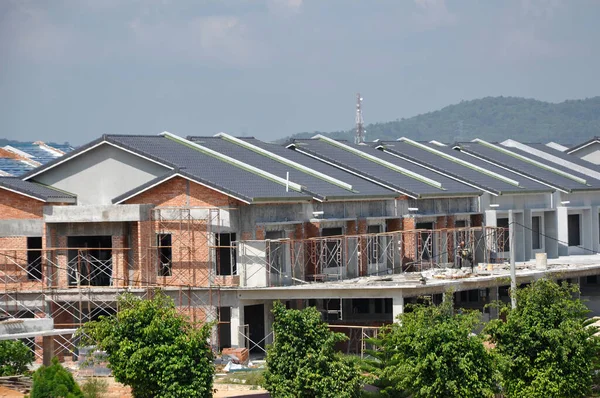SENDAYAN, MALAYSIA - ŞUBAT 09, 2017: çift katlı lüks teras evi inşaatı Malezya 'da devam ediyor. Ev yapısı betondan, duvar da kil tuğladan yapılmış.. 