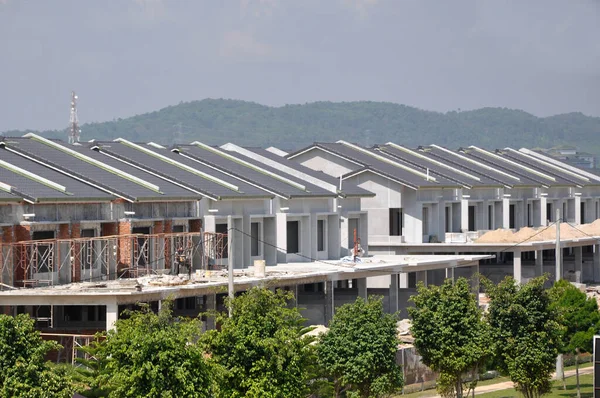 SENDAYAN, MALAYSIA - ŞUBAT 09, 2017: çift katlı lüks teras evi inşaatı Malezya 'da devam ediyor. Ev yapısı betondan, duvar da kil tuğladan yapılmış.. 