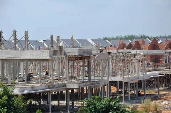 SENDAYAN, MALAYSIA - ŞUBAT 09, 2017: çift katlı lüks teras evi inşaatı Malezya 'da devam ediyor. Ev yapısı betondan, duvar da kil tuğladan yapılmış.. 