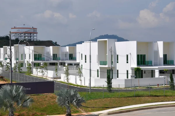 SENDAYAN, MALAYSIA -26 HAZİRAN 2017: Malezya 'nın Sendayan kentinde iki katlı lüks teras evi cephesi. Ev tamamlanmış ve işgal için hazırdı..