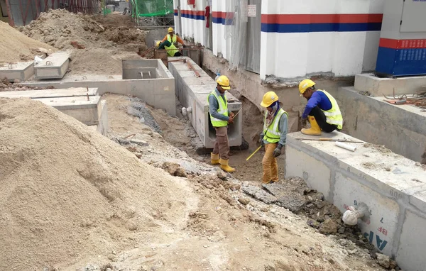 SEREMBAN, MALAYSIA - FEBRUARY 05, 2017: Malezya 'daki Seremban şantiyesinde inşaat halindeki yeraltı beton drenajı. 