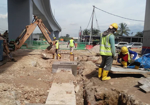 SEREMBAN, MALAYSIA - FEBRUARY 05, 2017: Malezya 'daki Seremban şantiyesinde inşaat halindeki yeraltı beton drenajı. 
