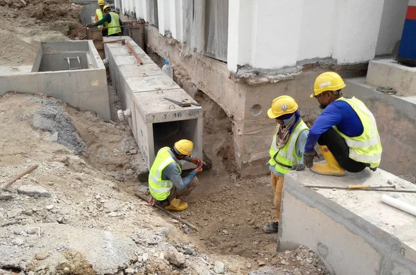 SEREMBAN, MALAYSIA - FEBRUARY 05, 2017: Malezya 'daki Seremban şantiyesinde inşaat halindeki yeraltı beton drenajı. 