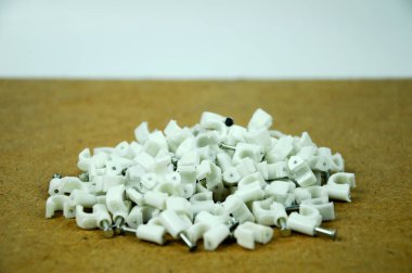 Geri dönüşüm tahtasında beton çivi olan plastik kablo klipsleri.. 
