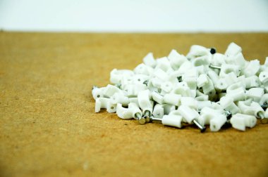 Geri dönüşüm tahtasında beton çivi olan plastik kablo klipsleri.. 