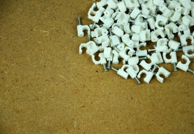 Geri dönüşüm tahtasında beton çivi olan plastik kablo klipsleri.. 