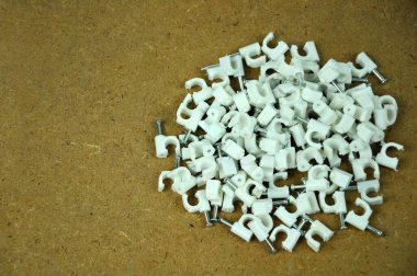 Geri dönüşüm tahtasında beton çivi olan plastik kablo klipsleri.. 