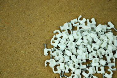 Geri dönüşüm tahtasında beton çivi olan plastik kablo klipsleri.. 
